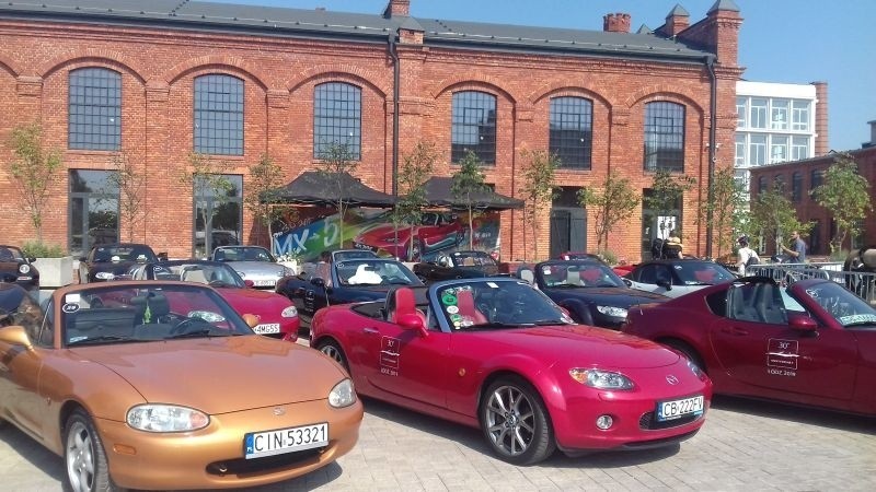 Kultowy model mazdy MX5 można było podziwiać w Łodzi, przyjechało aż 200 samochodów tego modelu