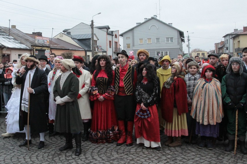 Gmina Jedlińsk. Ścięcie Śmierci 2018. Jedlińskie Kusaki - zwyczaj, który przetrwał kilkaset lat. Korowód przebierańców przeszedł ulicami 