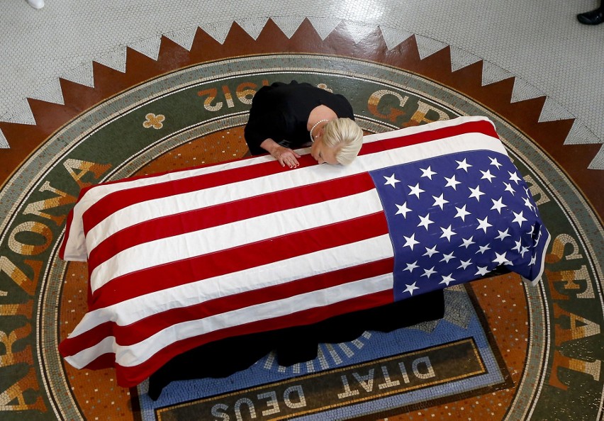 Pogrzeb Johna McCaina [ZDJĘCIA] Amerykanie oddają hołd byłemu senatorowi USA, John McCain spocznie na cmentarzu w Annapolis [WIDEO]