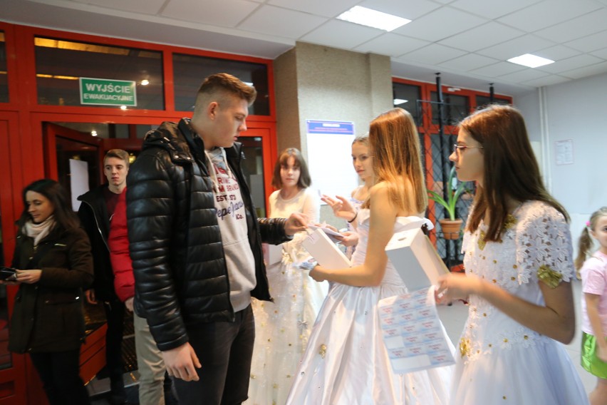 Wspaniały koncert charytatywny w Sandomierzu dla 12-letniej Julii. Gorące serca wypełniły halę po brzegi! (MNÓSTWO ZDJĘĆ)