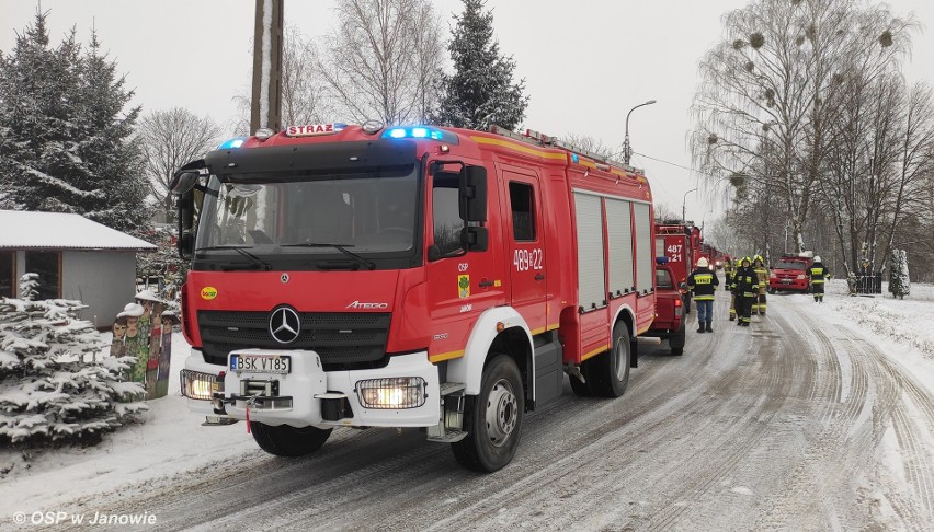 Dzięciołówka. Strażacy z trzech powiatów gasili pożar DPS. 30 pensjonariuszy ewakuowanych [ZDJĘCIA]