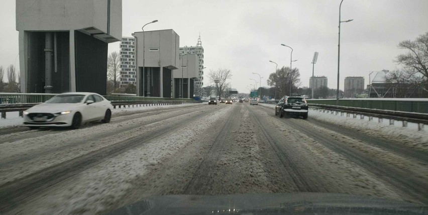 Trudne warunki na drogach Podkarpacia. Pada śnieg. Jezdnie śliskie i pełne pośniegowego błota [ZDJĘCIA INTERNAUTÓW]