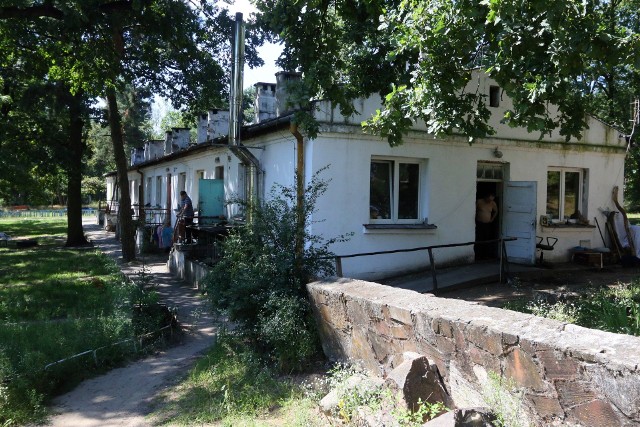 Wielopokoleniowy Dom dla Bezdomnych w Podlodowie mieści się w środku lasu, na terenie dawnej jednostki wojskowej