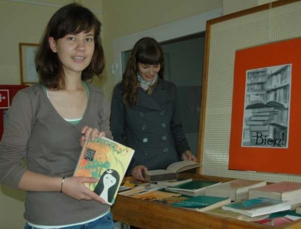 Michalina Cytrycka znalazła powieść Marii Krueger. Marta Popławska (z tyłu) szuka książek, których nie da się już kupić w księgarniach.