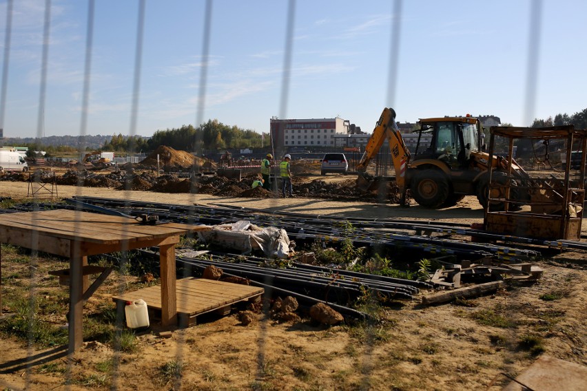 Gigantyczna galeria handlowa rośnie pod Krakowem