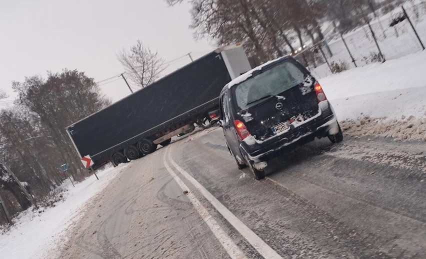 Ciężarówka zatarasowała drogę w Zdżarach w gminie Nowe...