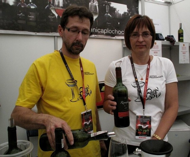 Barbara i Marcin Płochoccy, jako nieliczni w Polsce winiarze mogą już legalnie sprzedawać swoje wina. A mają się czym pochwalić, czołowi degustatorzy i krytycy winiarscy mówią, że robią  najlepsze wina w Polsce.
