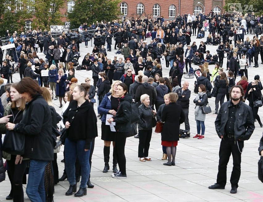 Czarny protest w Szczecinie. "Dość pogardy dla kobiet"