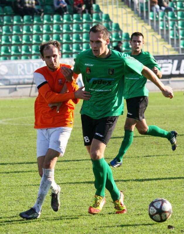 Tomasz Płonka (z prawej) wywalczył sobie miejsce w podstawowym składzie Stali Stalowa Wola. W wiosennych rozgrywkach chce strzelić więcej niż trzy bramki, które zdobył w jesiennych rozgrywkach.