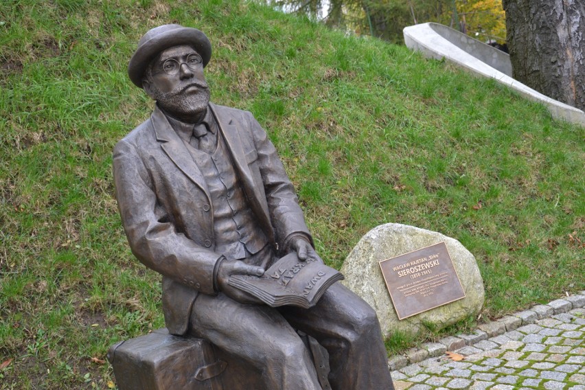 Pomnik Wacława Sieroszewsiego przed Muzeum Miejskim w Żorach
