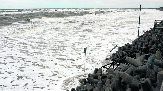 Niedawny sztorm nad Bałtykiem. Poziom wody przekroczył alarmowe 610 centymetrów. Zalane plaże to jedno, ale odnotowane zostały także potężne zniszczenia wydm 