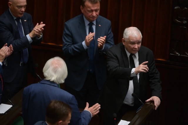 Podczas debaty w Sejmie głos zabrał prezes PiS Jarosław Kaczyński. "Ja bardzo krótko - wiedziałem, że tu jest agentura Putina, ale że tak liczna nie" - powiedział. "Będziesz siedział" - padła odpowiedź z ław opozycji. W reakcji na to, posłowie PiS wstali i zaczęli bić Kaczyńskiemu brawo.