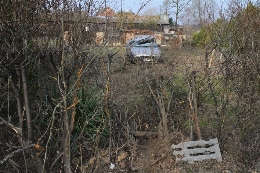 Wypadek pod Trzebnicą. Opel dachował i wpadł na posesję (ZDJĘCIA)