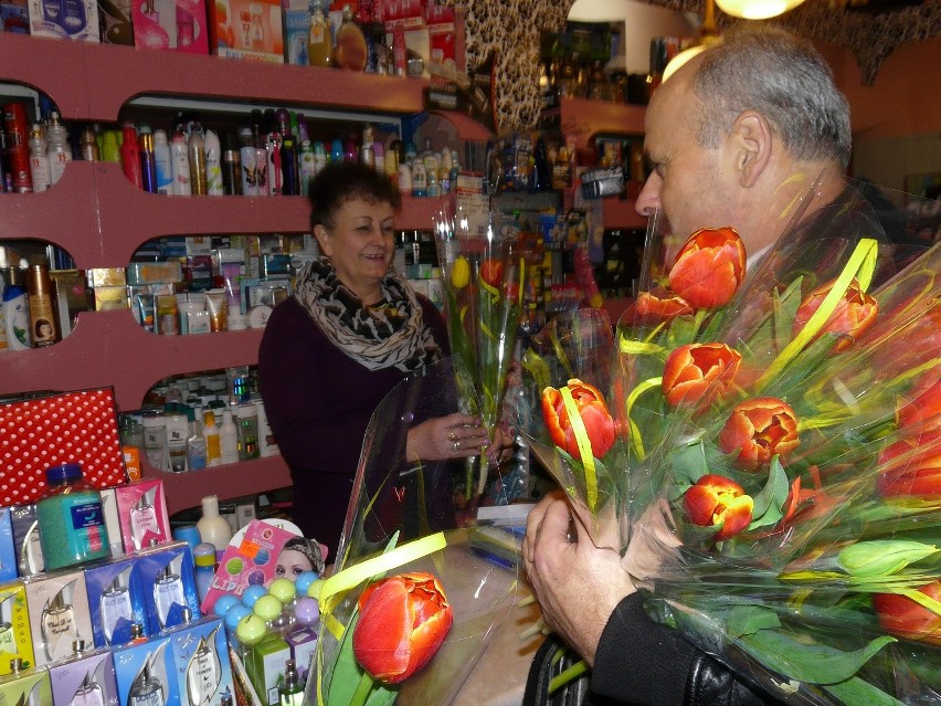 Marek i Lech rozdali paniom 200 tulipanów