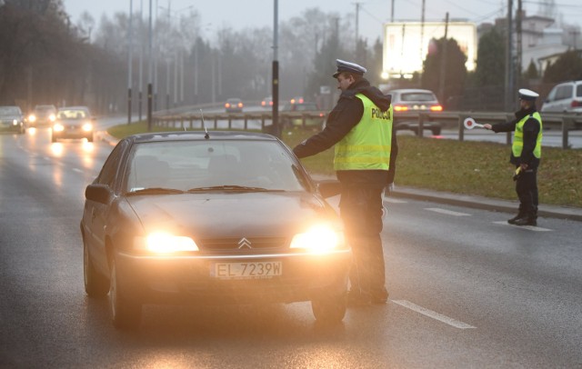 Od piątku na drogi w całej Polsce wyjechało więcej policyjnych patroli. Mundurowi oprócz kontroli prędkości zwracali szczególną uwagę trzeźwość kierujących oraz sposób przewożenia pasażerów.