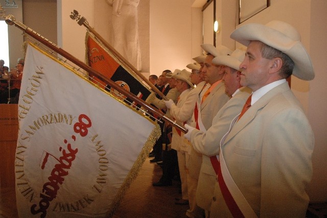 Zwycięzcą tegorocznego plebiscytu na Najpopularniejszego Hutnika Roku został Henryk Kania. Na zdjęciu, pierwszy z prawej, w poczcie sztandarowym podczas uroczystej akademii z okazji Dnia Hutnika. W hucie pracuje od 32 lat. Ma żonę Jolantę, synów Marcina i Daniela. Interesuje się sportem, skupia hutniczą drużynę piłki halowej, jego hobby to działka.