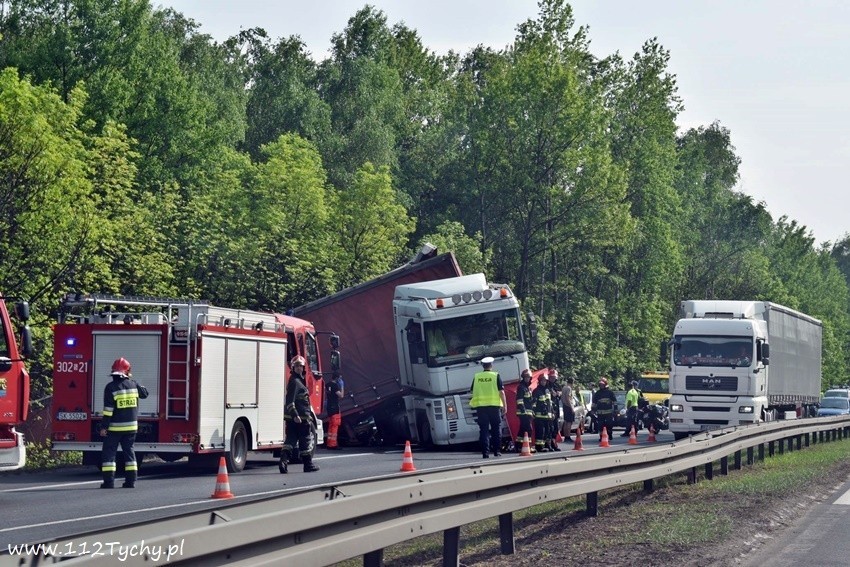 Tragiczny wypadek na DK86 w Katowicach. Kierowca TIR-a zginął na miejscu pod kołami ciężarówki ZDJĘCIA