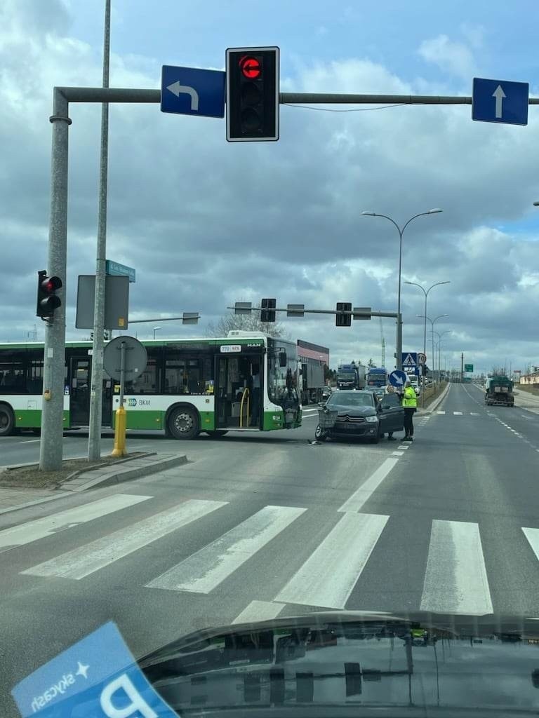 W Białymstoku autobus zderzył się z osobówką