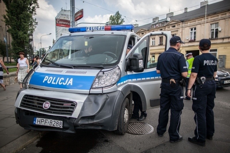 Wypadek na Piotrkowskiej. Radiowóz wjechał w samochód [FILM, zdjęcia]