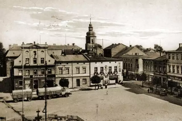 Krapkowice prawie wcale nie ucierpiały w II wojnie światowej. Miasto zachowało się w niemalże nienaruszonym stanie. Zdjęcie przedstawia widok na rynek.