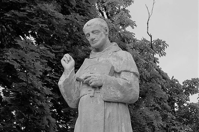 Figura błogosławionego Wincentego Kadłubka przy klasztorze Cysters&oacute;w w Jędrzejowie.