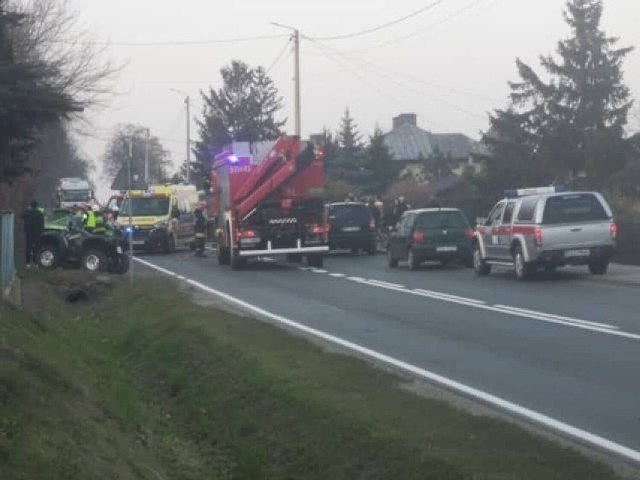 Do zderzenia samochodu osobowego z ciężarowym doszło w Małkowie w gminie Warta we wtorkowe popołudnie. Trwa akcja ratunkowa,