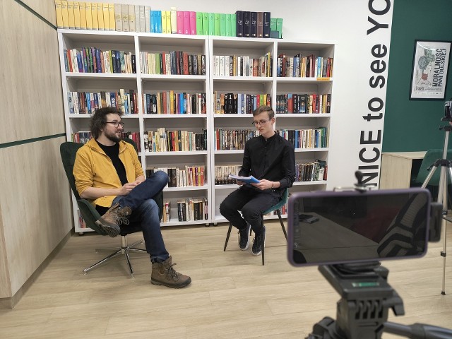 Karol Wójcicki (z prawej) udziela wywiadu uczniom II LO w ramach projektu Bronia TV.