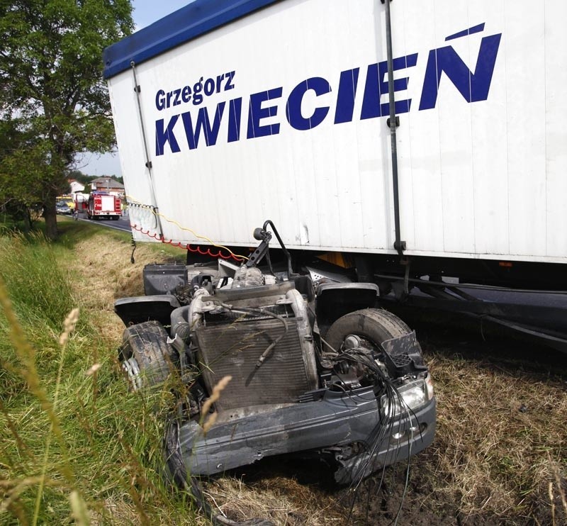Wypadek w Kosinie.Tir zmasakrowal Volkswagena...