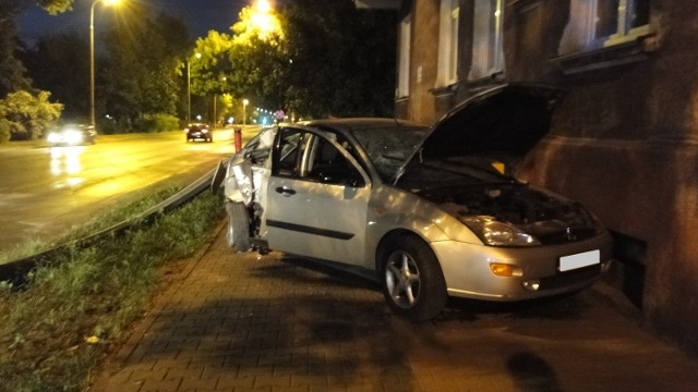 Do groźnie wyglądającej kolizji drogowej doszło w czwartek, około godziny 21.30 na ulicy Mireckiego w Radomiu. Ford focus zjechał z drogi, uderzył w betonowy słup i zatrzymał się na chodniku, tuż przed ścianą bloku.