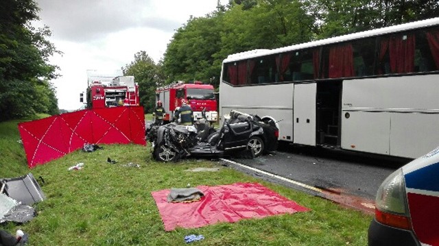 Widok osobowego samochodu wskazuje na to, że siła zderzenia z autokarem była bardzo duża.