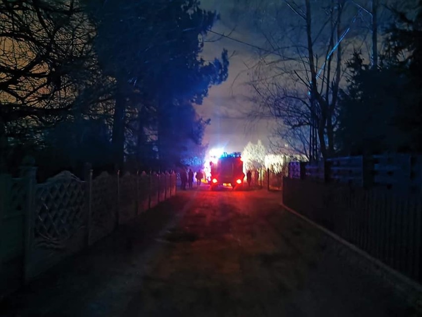 Nocą wybuchł pożar w Siedlcu w gminie Krzeszowice. Ogień pojawił się w budynku mieszkalnym [ZDJĘCIA]