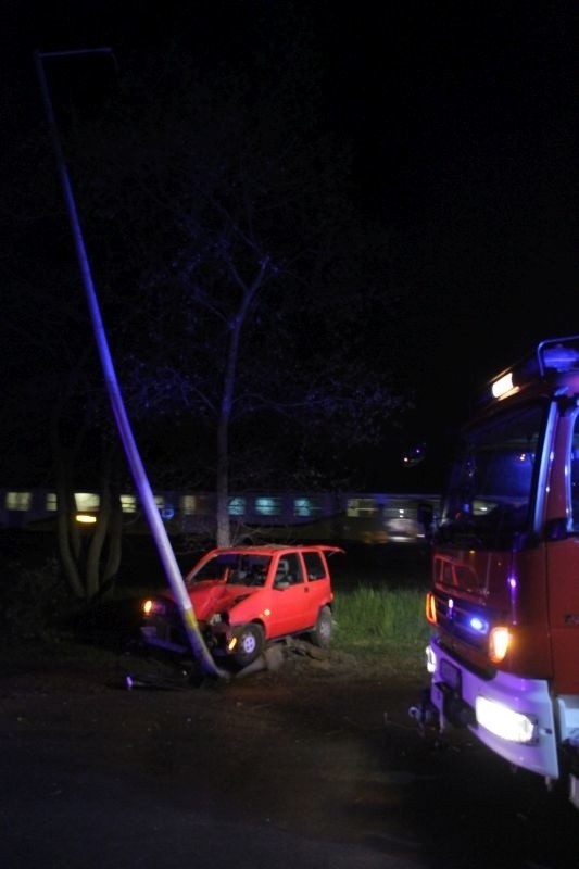 Wypadek na Gądowie. Mężczyzna w cinquecento wjechał w latarnię (ZDJĘCIA)