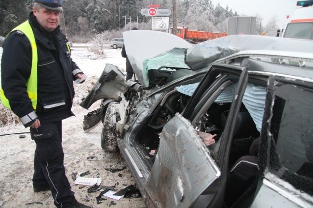 Stan samochodu po wypadku świadczy o sile uderzenia przez mana i szczęściu kierowcy.