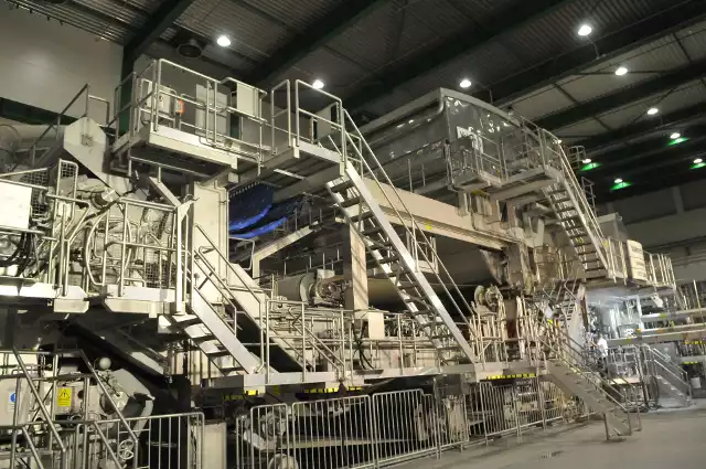 W halach stoją m.in. trzy ogromne maszyny papiernicze, które mogą wyprodukować 210 tys. ton papieru
