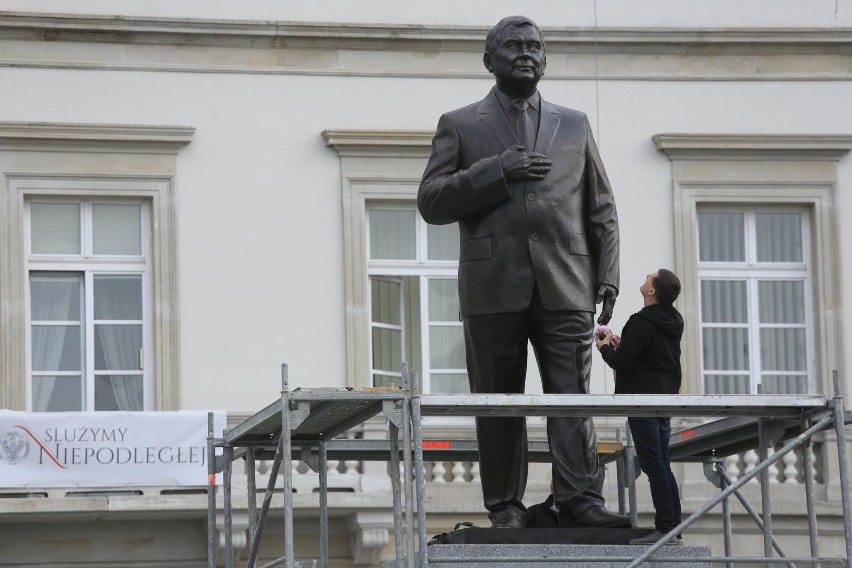 Pomnik Lecha Kaczyńskiego na placu Piłsudskiego w Warszawie