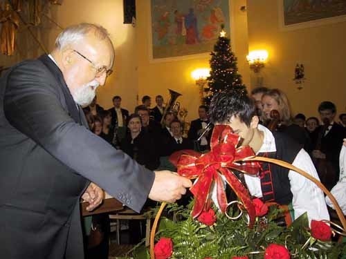 Krzysztof Penderecki odbiera kwiaty po niedzielnym koncercie.