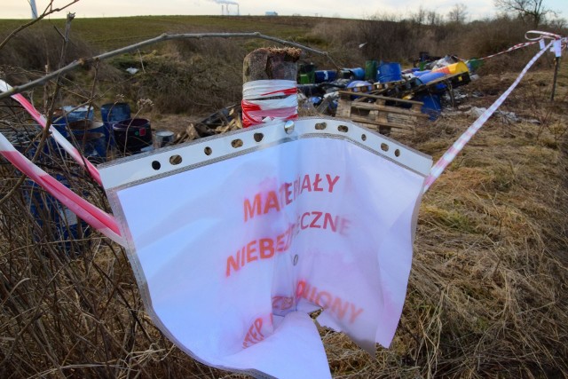 Na przełomie marca i kwietnia przy drodze polnej w Giebni (gmina Pakość), niecały kilometr od wysypiska, ktoś porzucił kilkadziesiąt beczek, w których znajdowały się pozostałości farb, lakierów, rozpuszczalników i olejów.