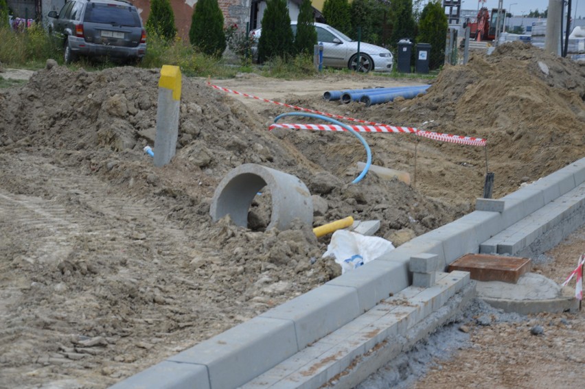 Tarnów. Budowa marketu zmieniła ich życie w koszmar, który trwa już pół roku [ZDJĘCIA]