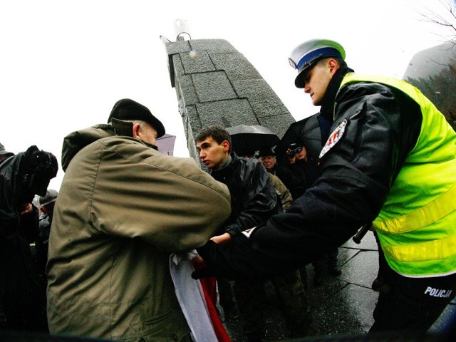 Awantura pod pomnikiem gen. ŚwierczewskiegoKilkanaście osób pikietowało dzisiaj pod pomnikiem gen. Karola Świerczewskiego w Jabłonkach przeciwko gloryfikowaniu jego osoby.
