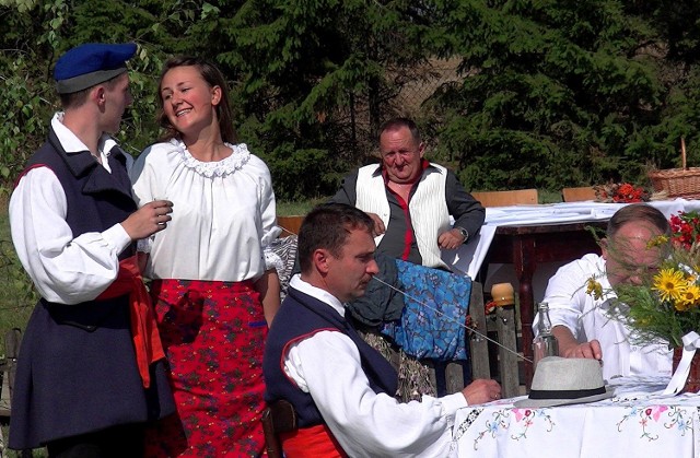 Młodzi mieszkańcy Węgierska wcielili się w role młodej pary - Zosi i Janka
