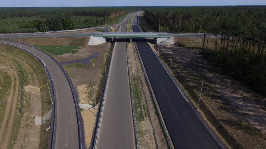 Zdjęcia z otwarcia drogi, a także ujęcia z drona tuż przed...