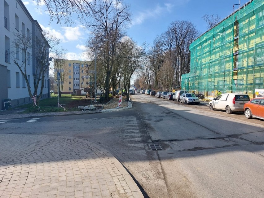 Remont ulicy Daszyńskiego w Krzeszowicach trwa od 2021 roku....