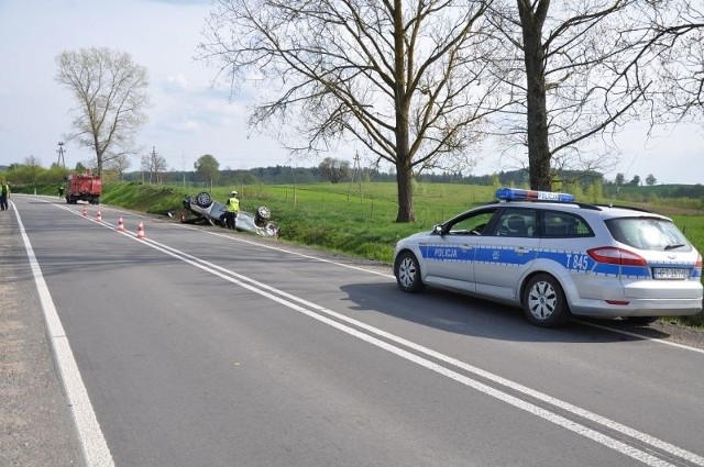 Z kolei w piątek około godziny 20.40 oficer dyżurny oleckiej komendy policji otrzymał zgłoszenie o wypadku drogowym do którego doszło na trasie Olecko &#8211; Wieliczki w okolicy miejscowości Skowronki. Natychmiast na miejsce skierowano policjantów ruchu drogowego. Funkcjonariusze wstępnie ustalili, że pieszy wtargnął wprost pod koła nadjeżdżającego od strony Wieliczek BMW. 54-latek w wyniku odniesionych obrażeń zmarł na miejscu. Kierujący bmw był trzeźwy.