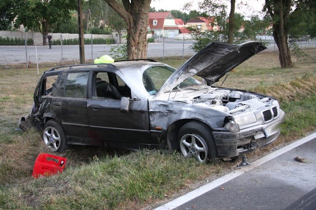 Rozbite BMW na trasie pod Świdnicą.