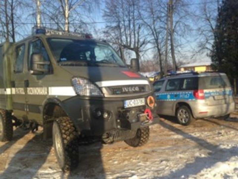 Białobrzescy policjanci zabezpieczyli teren szkoły....