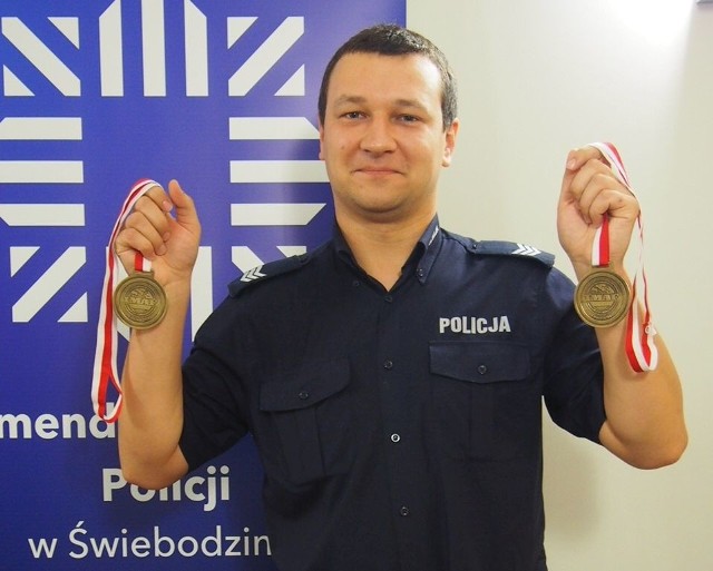 Sierż. sztab. Przemysław Perczyński został indywidualnym i zespołowym mistrzem Polski w Kobudo. Funkcjonariusz Komendy Powiatowej Policji w Świebodzinie, zdobył dwa złote medale podczas Mistrzostw Polski IMAF, które odbyły się w Złotoryi.