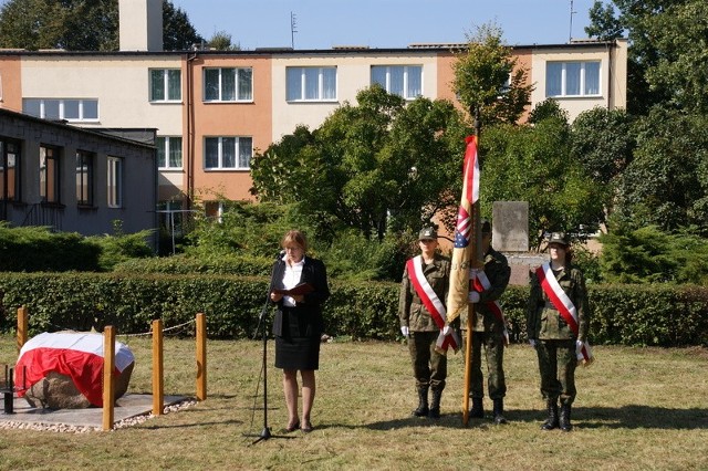 Na palcu przy Zespole Szkół imienia Korpusu Ochrony Pogranicza stanął obelisk z urną z ziemią katyńską.