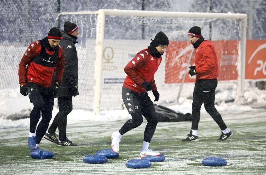 Pierwszy trening piłkarzy Widzewa. Zobacz zdjęcia z pierwszego treningu w  zimowej scenerii | Gol24