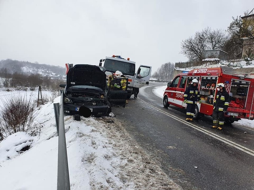 Wypadek na DW 967 pod Gdowem. Samochód osobowy zderzył się z tirem. Są utrudnienia w ruchu