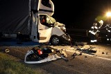 Wypadek na A4. Samochód dostawczy wjechał w cysternę. Jedna osoba uwięziona (ZDJĘCIA)